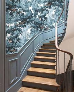 Cimaise dans une cage d'escalier