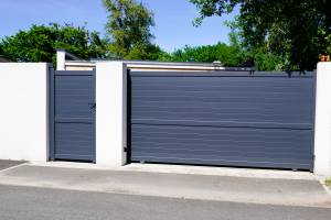 Portail acier plein avec portillon piétons