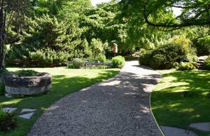 Une allée de jardin en Indre-et-Loire.