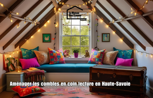 Coin lecture cosy sous les combles avec banquette colorée, guirlandes lumineuses et décoration chaleureuse – inspiration aménagement en Haute-Savoie.