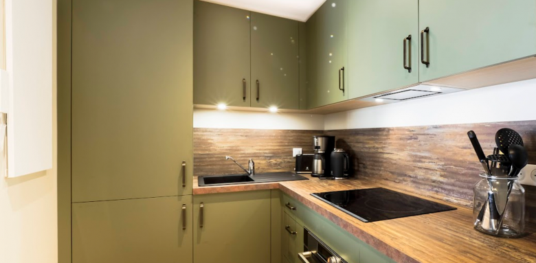 Zoom angle cuisine en U après rénovation complète mobilier équipements et revêtment de sol