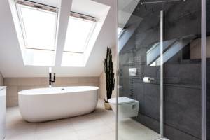 Salle de bain moderne aménagée sous combles - Cholet 49
