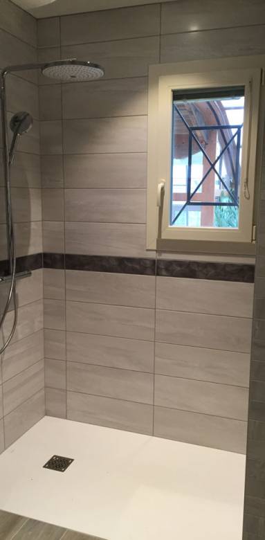 Douche à l'italienne grise