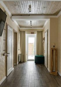 Couloir d'une grange rénovée dans les Yvelines