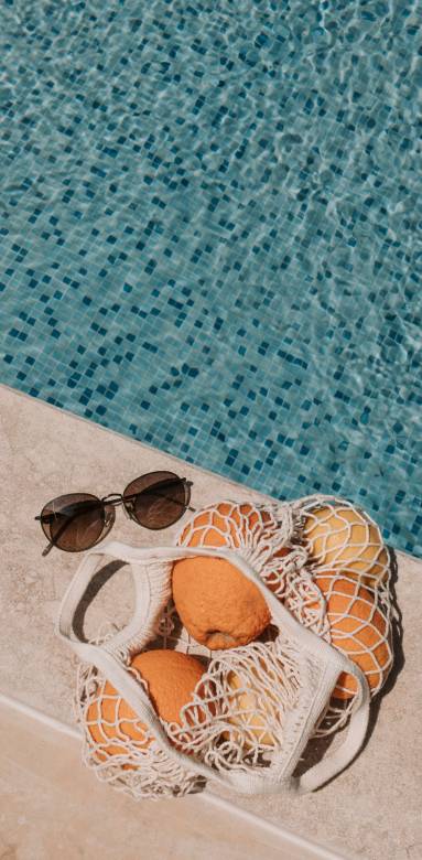 Une plage de piscine moderne 