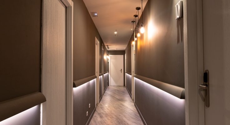 Moderniser les couloirs d’hôtel : éclairage, moquette et signalétique