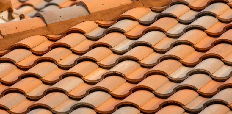 Toiture en briques rouges traditionnelles