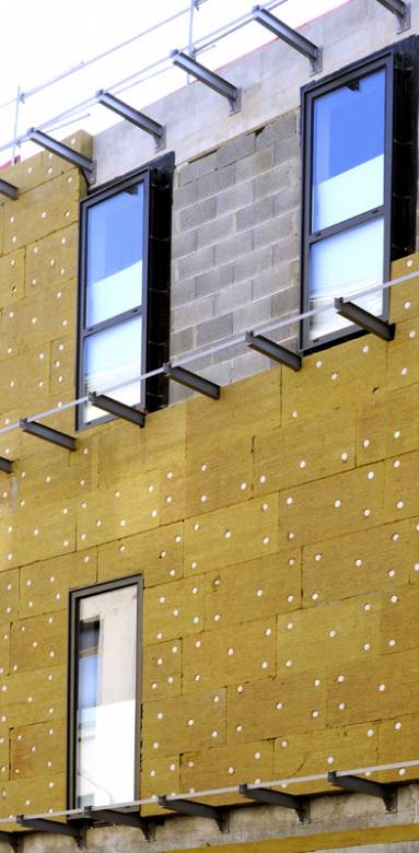 ITE sur un immeuble de bureaux en construction - architecte 77, bureau d'étude 77, maçon 77, plaquiste 77, plâtrier 77, menuisier 77, charpentier 77, auditeur énergétique 77, carreleur 77, étanchéiste 77, électricien 77, plombier 77, chauffagiste 77