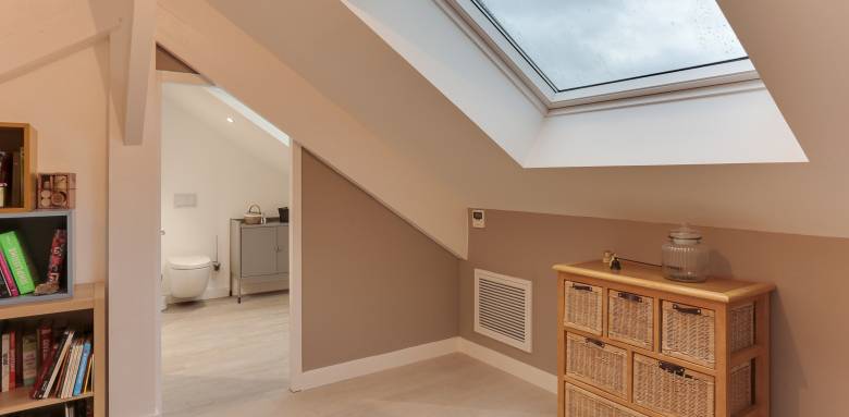 de larges fenêtres de toit pour une belle luminosité