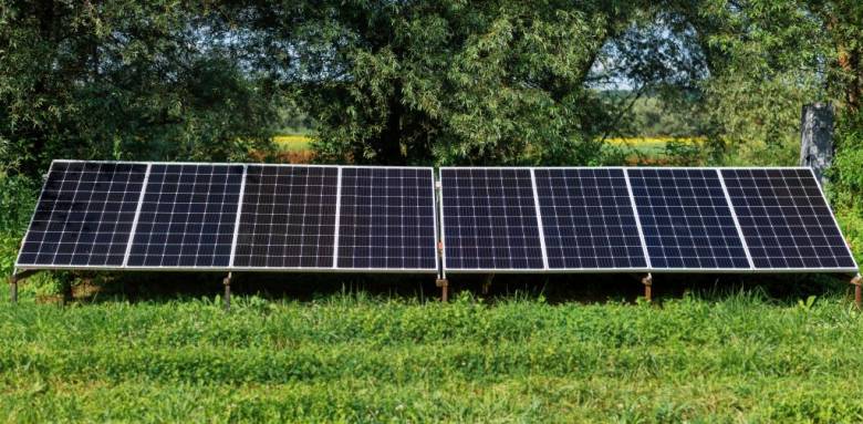 panneaux solaires photovoltaïques au sol terrain