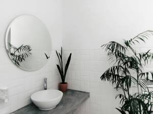 5 solutions pour agrandir visuellement sa salle de bain