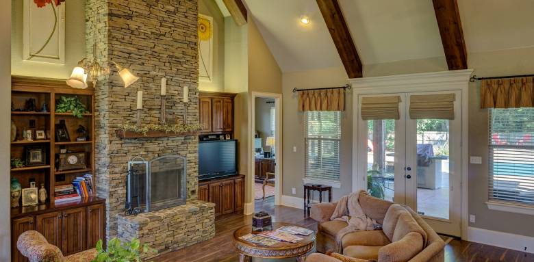 Meuble TV avec bibliothèque sur mesure : l’aménagement parfait