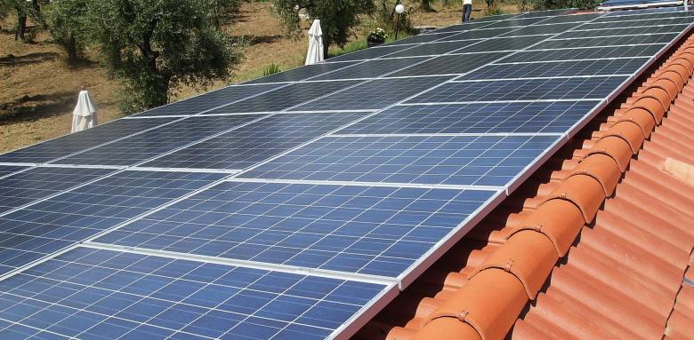 Panneaux solaires sur toiture en Provence