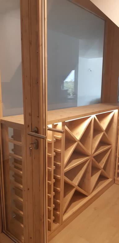 Aménagement d'une pièce en cave à vin sous l'escalier d'une maison - Bourg-en-Bresse 01