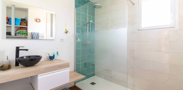 Douche à l'italienne receveur ultra plat rectangulaire résine blanche 