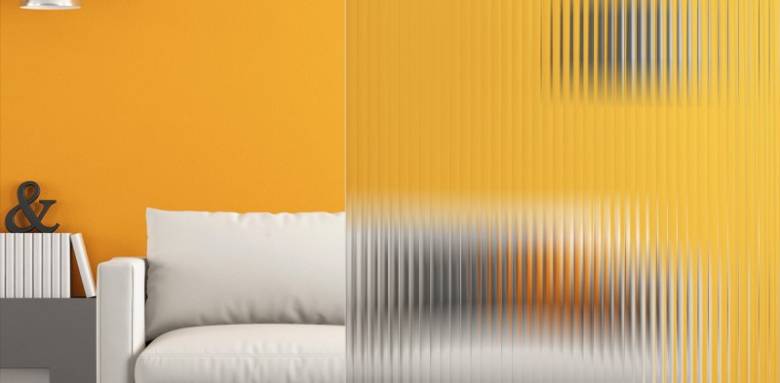 Verre cannelé vue sur salon