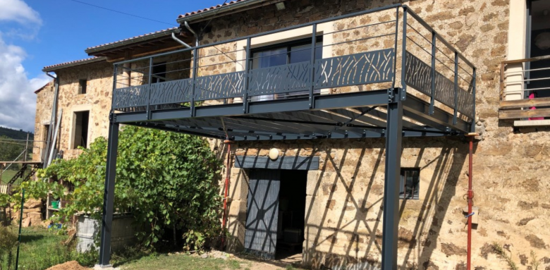 une terrasse métallique suspendue