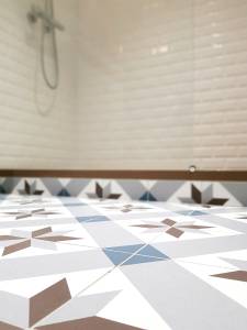 Carreaux de ciment dans une salle de bain à Beauvais, Oise, 60