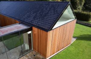 Une extension bois avec vitres.