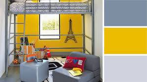 Chambre jaune et grise, lumineuse et fonctionnelle