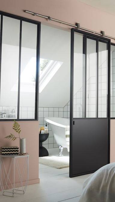 verrière noire à porte coulissante entre chambre et salle de bains - Hyères 83