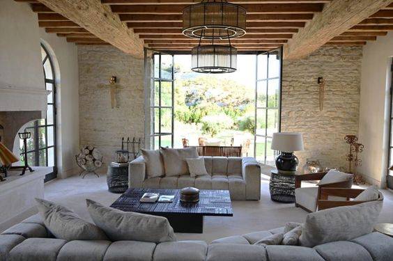 Salon rénové dans une maison - Hyères 83