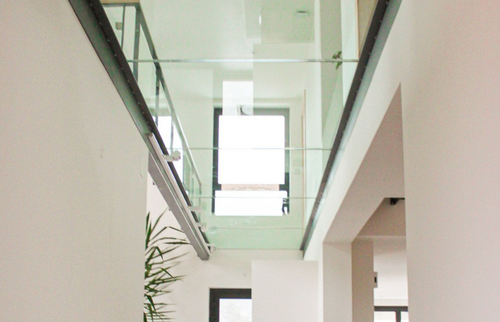 Plancher en verre vue en dessous