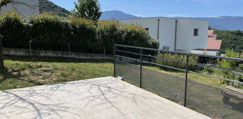 terrasse créée grâce à un mur de soutènement, en Isère, près de Grenoble