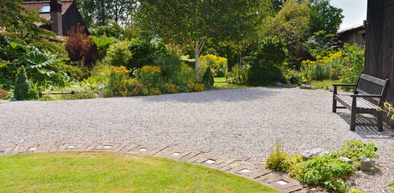 Aménager une allée pour structurer son jardin