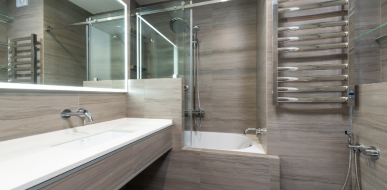 solutions pour agrandir visuellement une salle de bain, rénovation salle de bain Clamart, petite salle de bain, aménagement salle de bain