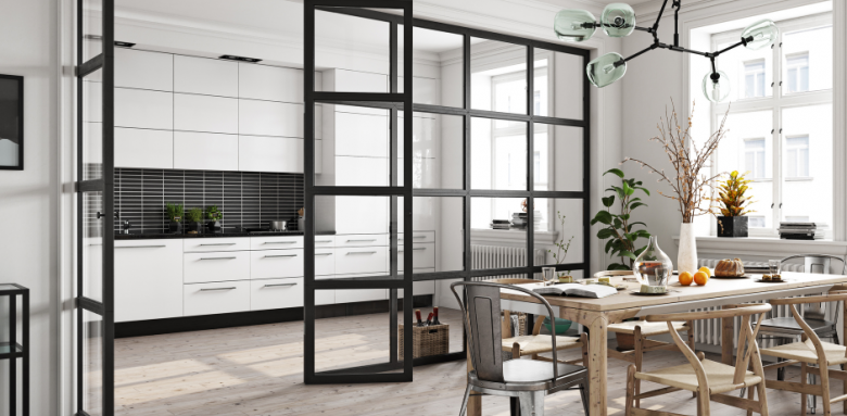 Séparation d'un cuisine et salle à manger par une verrière d'atelier