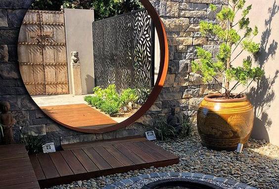 jardin zen avec ouverture mur de pierre en cercle
