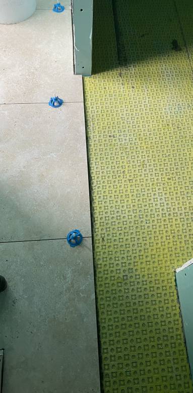 Pose d'une natte d'étanchéité type Schluter®, Wedi®