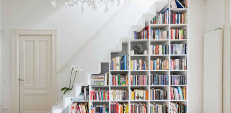 Bibliothèque sous escalier