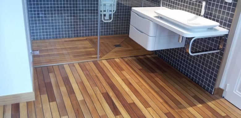 Parquet pose pont de bateau salle de bain