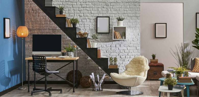 Aménager l'espace sous l'escalier avec un coin bureau.