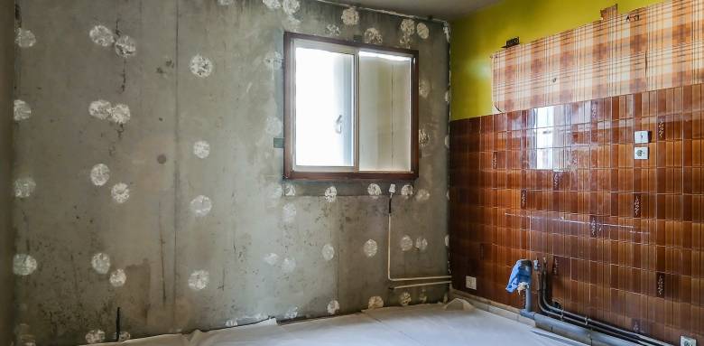 Dépose de l'ancien isolant dans une maison à Toulouse