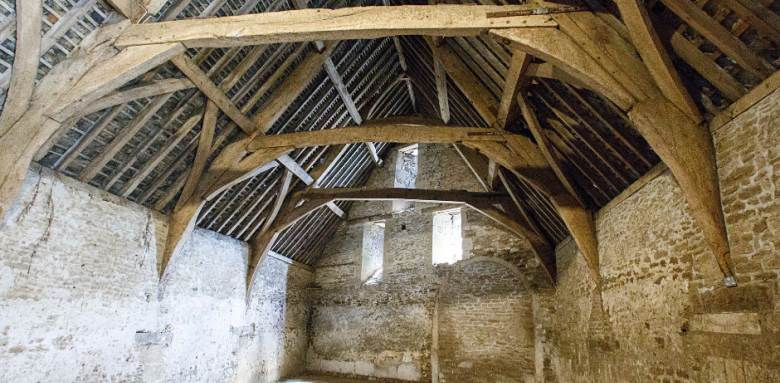 Intérieur d'une charpente de grange