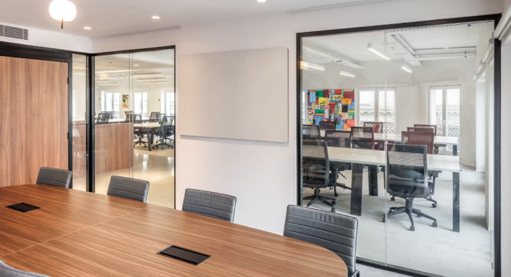 Créer une salle de réunion moderne et fonctionnelle