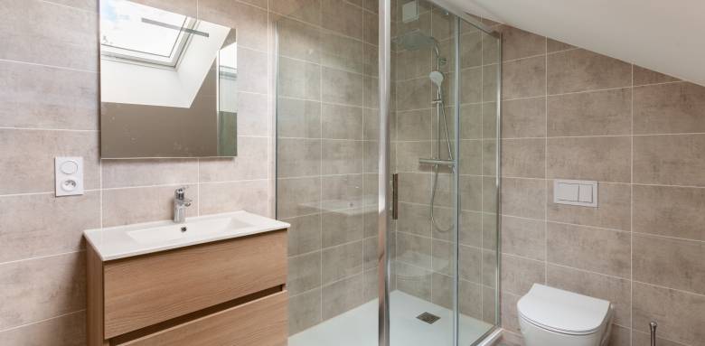 petite douche à l'italienne, sous des combles