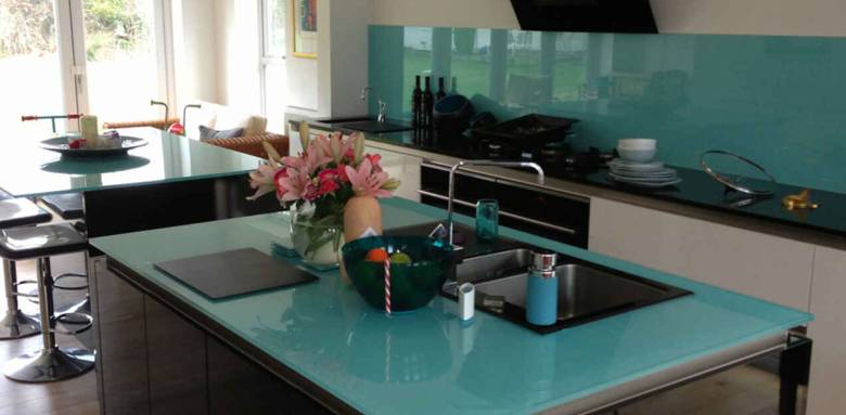 Plan de travail en verre, reflet turquoise