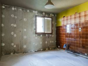 Dépose de l'ancien isolant dans une maison à Toulouse