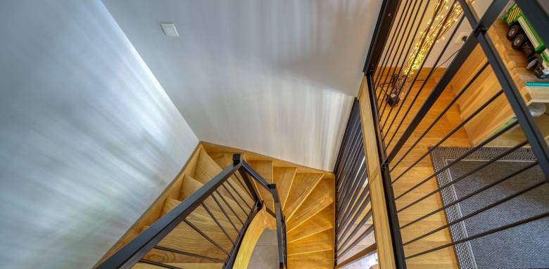 escalier en bois, avec man courante et garde-corps métal : Chaleur et modernité ! 