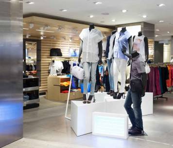Un faux plafond dans une salle de restaurant