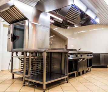 Pose d'un beau carrelage dans une cuisine de restaurant