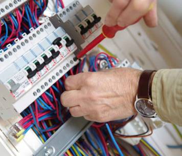 Travaux d'électricité sur un compteur