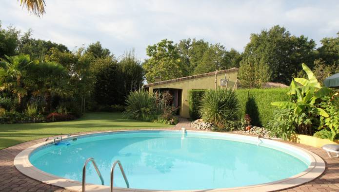 construire une piscine dans son jardin