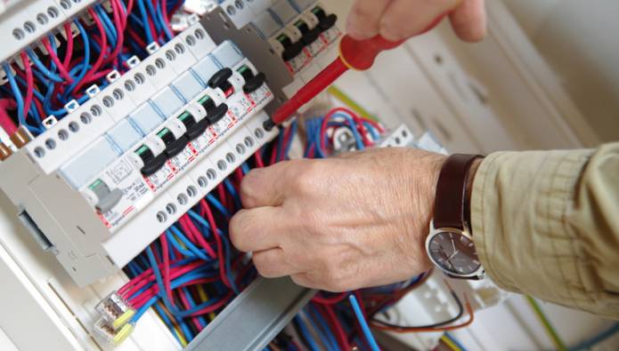 plomberie et l’électricité dans un nouvel appartement