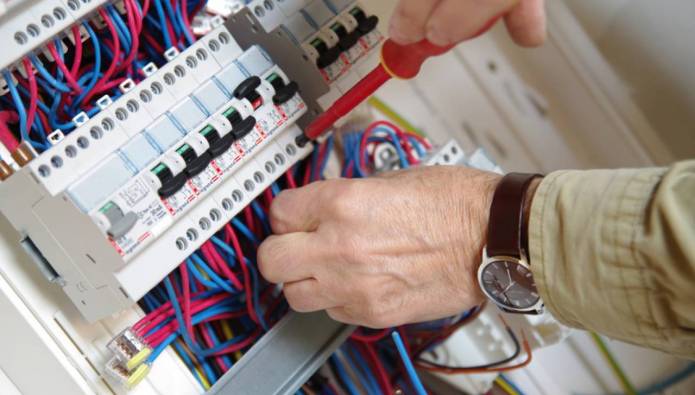 Pourquoi mon compteur électrique disjoncte ? - La Maison Des Travaux