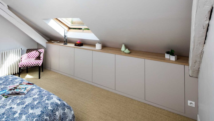 Aménager une chambre mansardée : les conseils - La Maison Des Travaux